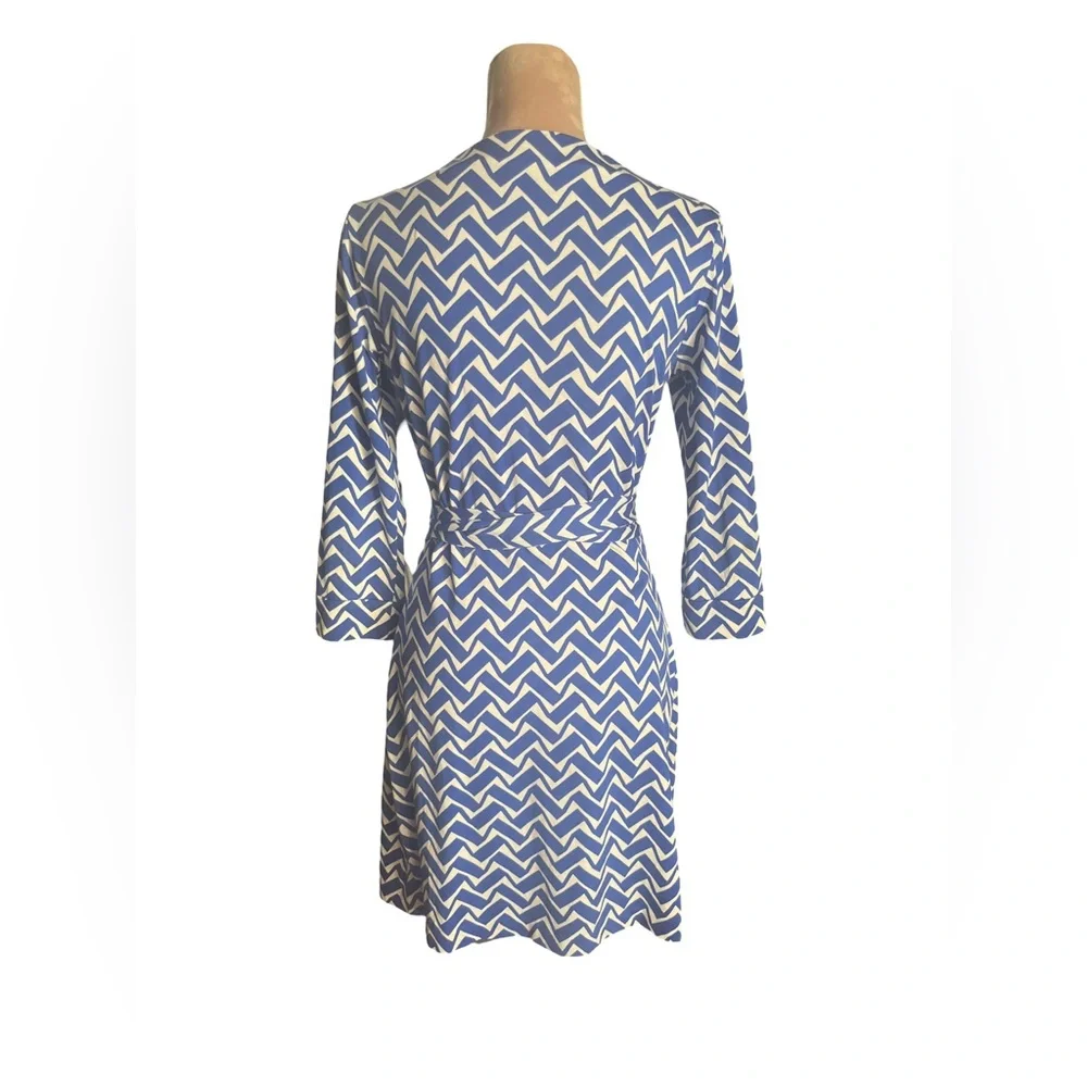 Diane Von Furstenberg Julian Blue and White Geometric Pattern Mini Wrap Dress - Picture 5 of 10